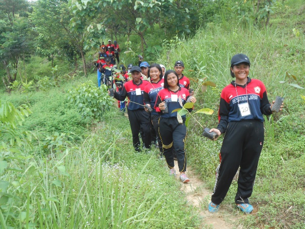 students in Sumatra helping with forest restoration
