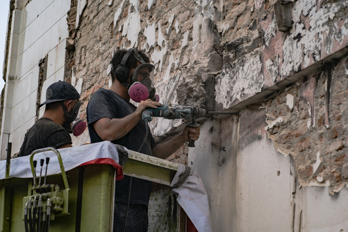 VIHLS chiselling Tapanuli orangutan in street art Medan, Sumatra